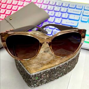 Chic Brown Sunglasses 🕶️ this are beautiful brown color Inspired Sunglasses New